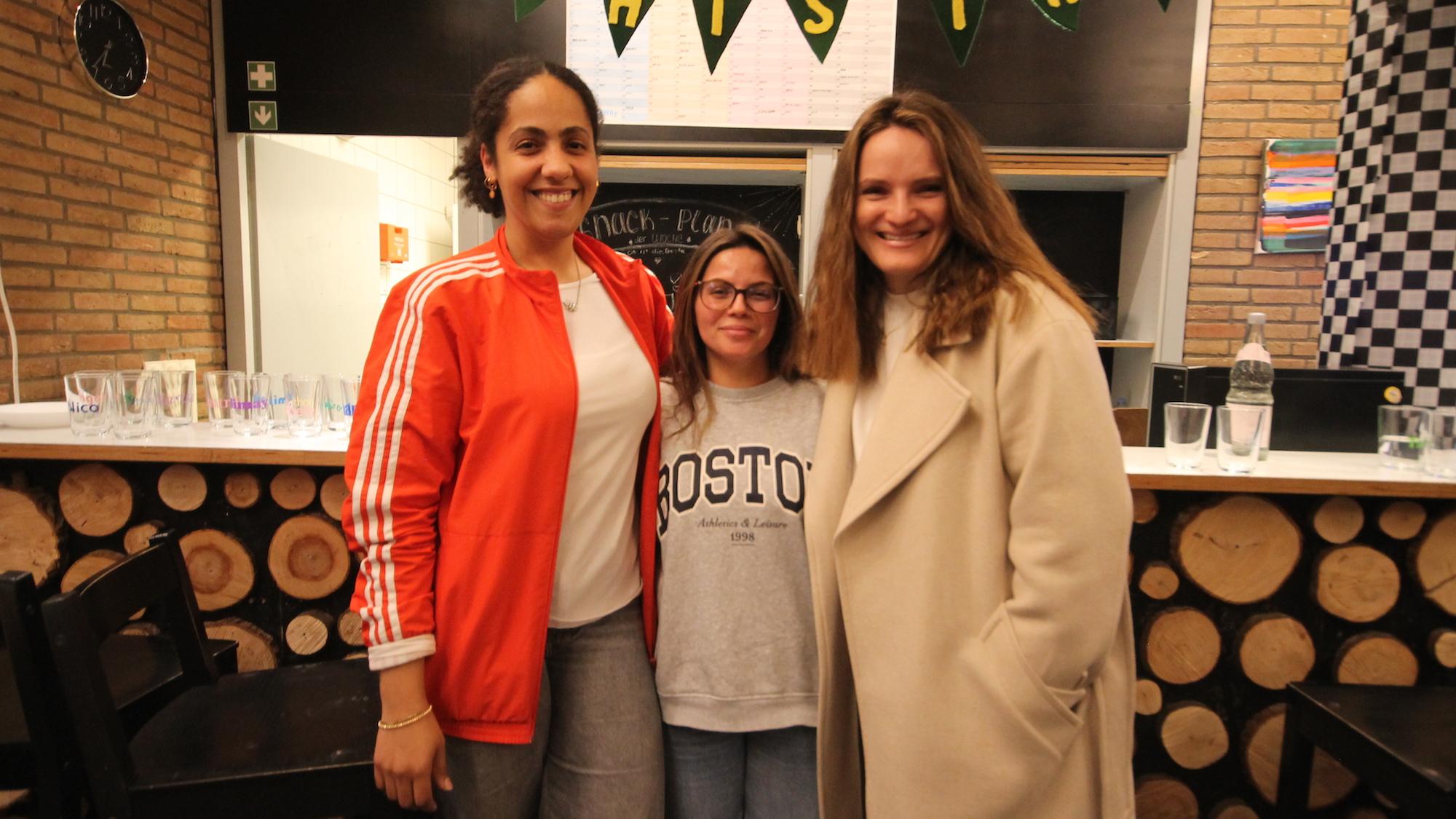 Jenny Darkwah (l.) und Sylvie Crnjavic (r.) mit Berufspraktikantin Silin Sadi im Jugendcafé der OT Josefshaus. (c) Kathrin Albrecht