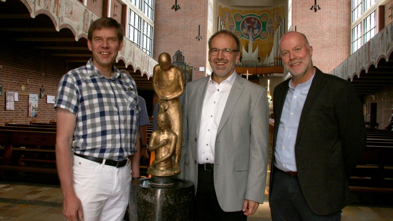 Das neue Leitungsteam bilden (v. l.) Kirchenvorstand Klaus Schmandt und für den Pfarreirat Hermann Josef Meurer und Thomas Uerlichs . (c) Dorothée Schenk