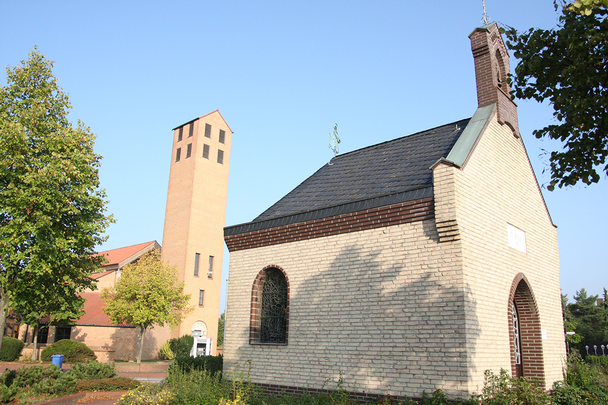 Alt und neu in Nachbarschaft: Die Kapelle wurde „umgesiedelt“, die Kirche im Doppelort Lich-Steinstraß neu gebaut. (c) Dorothée Schenk