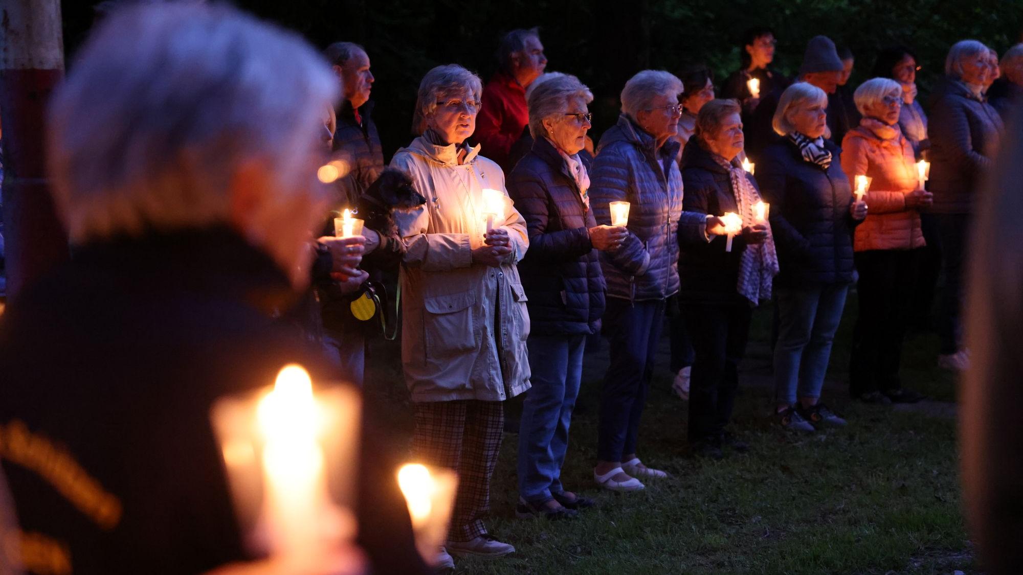 Die Kerzen waren ein Zeichen des Friedens in einer von Kriegen erschütterten Welt. (c) Stephan Johnen