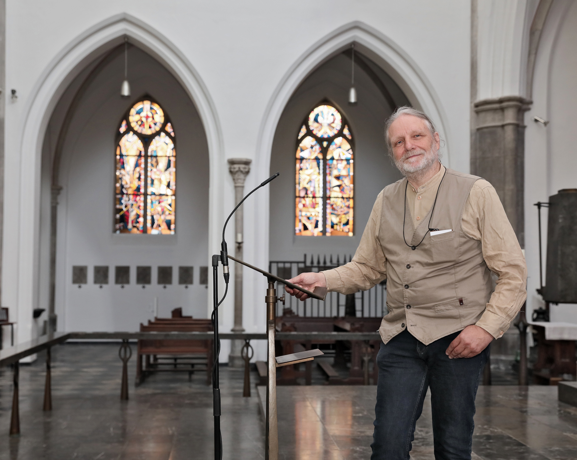 Jürgen Schram erläutert die prächtigen Glasfenster der Liebfrauen-Kirche. (c) Dirk Jochmann