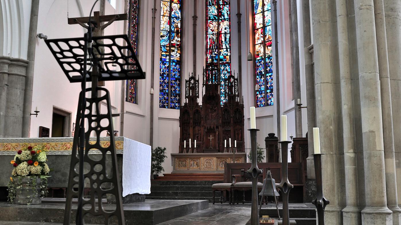 Die im neugotischen Stil erbaute Liebfrauenkirche in Krefeld beherbergt  bedeutende Glasmalereikunst. (c) Dirk Jochmann