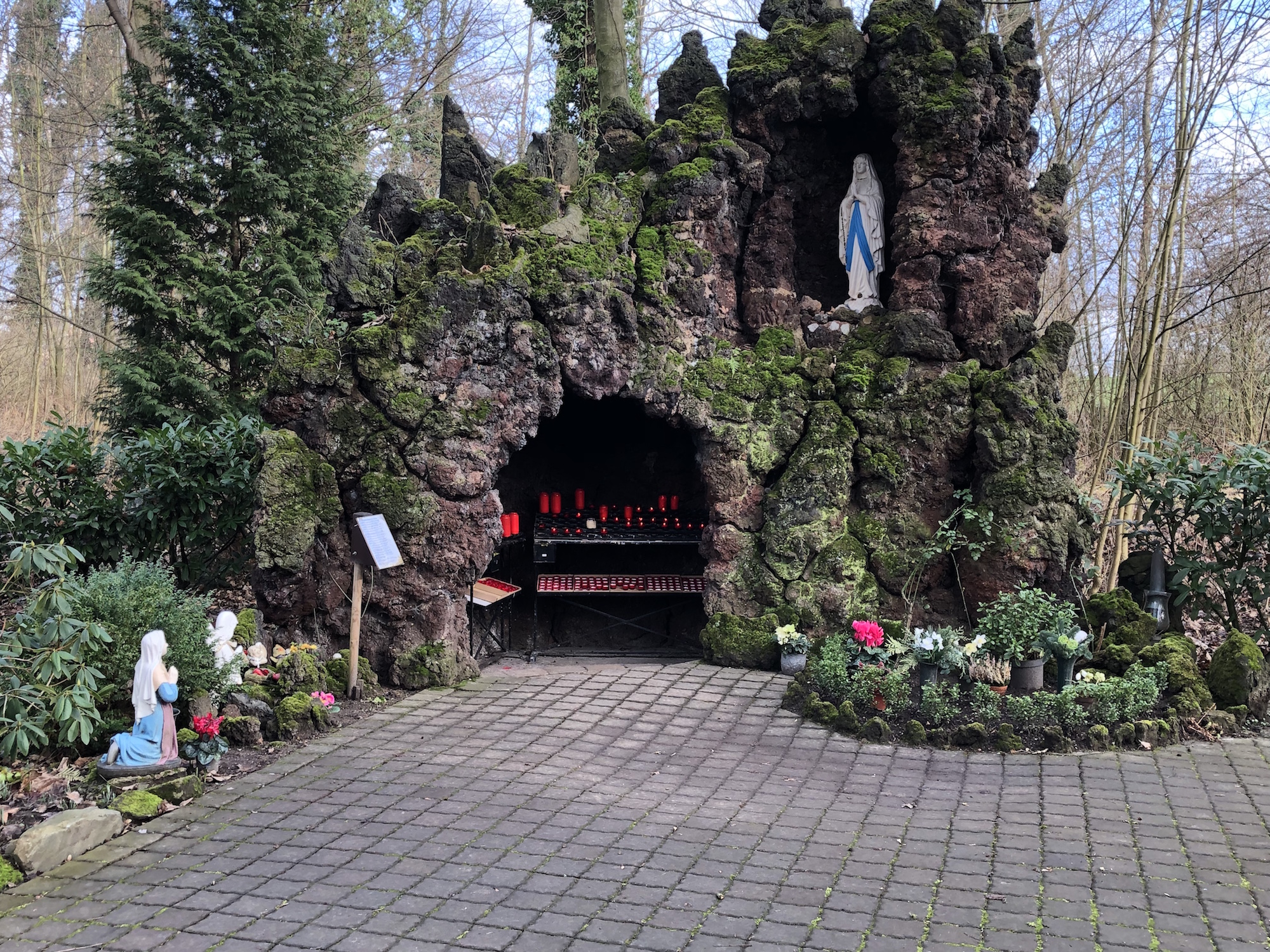 Die Lourdesgrotte im Park des Jüchener Nikolausklosters ist über 100 Jahre alt. (c) Garnet Manecke
