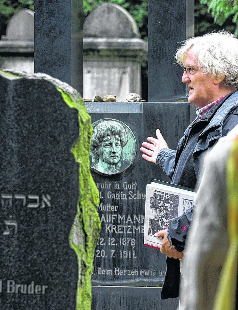 Seit vielen Jahren nimmt der pensionierte Deutsch- und Geschichtslehrer Ludger Dowe Besucherinnen und Besucher mit auf Rundgänge über den neuen jüdischen Friedhof. (c) Archiv / Stephan Johnen