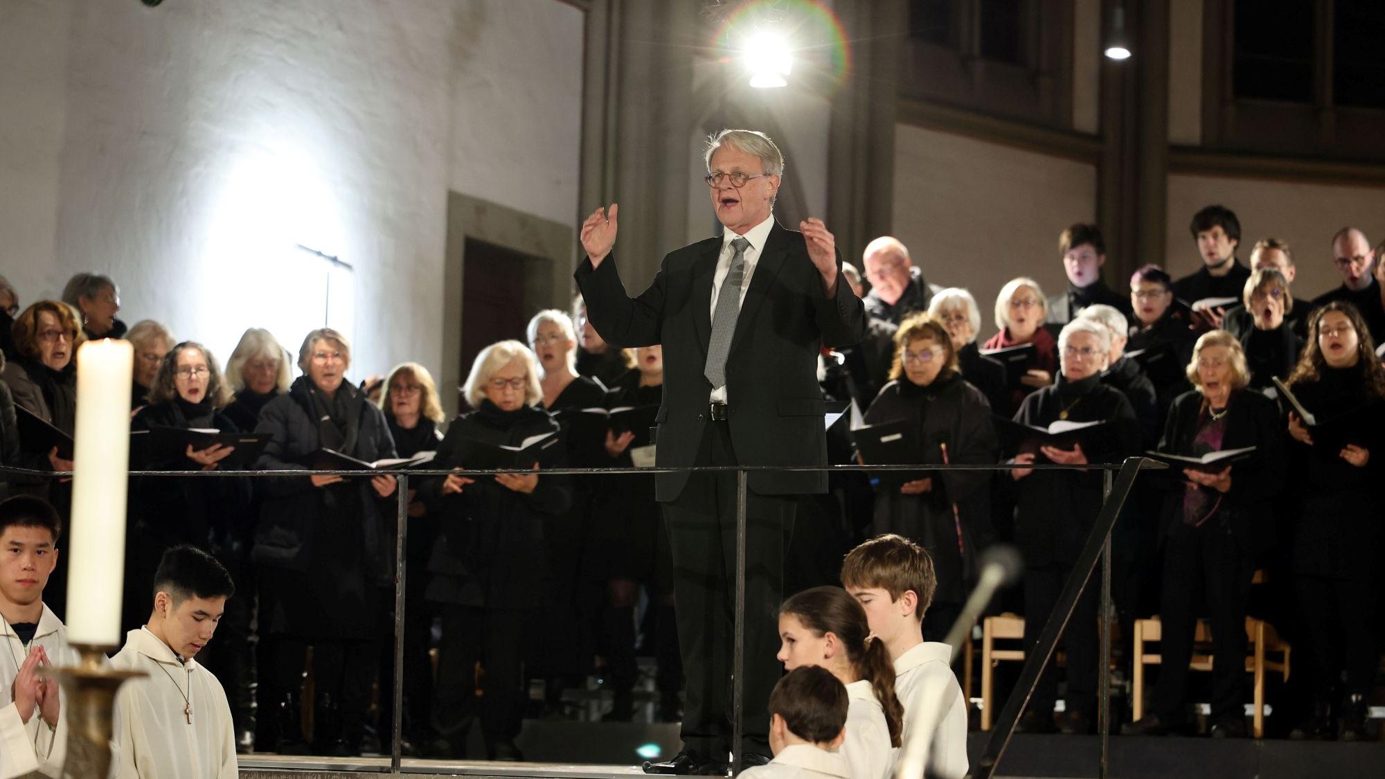 Beim Verabschiedungsgottesdienst dirigierte Klaus Paulsen nochmal seine Chöre und die Besucher. (c) Markus Rick