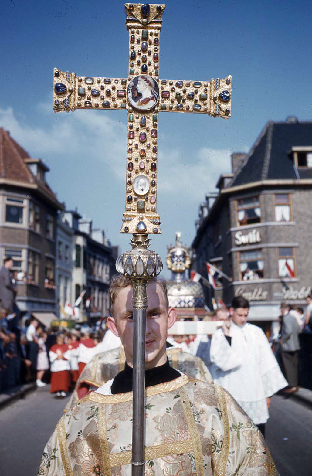 „Das Lotharkreuz und die Karlsbüste waren sorgfältig abgedeckt mit  Bettlaken“, erinnert sich Sebastian Elverveldt (c) Unbekannter Fotograf (Fotografische Dienst Gemeente Maastricht)/CC BY 4.0