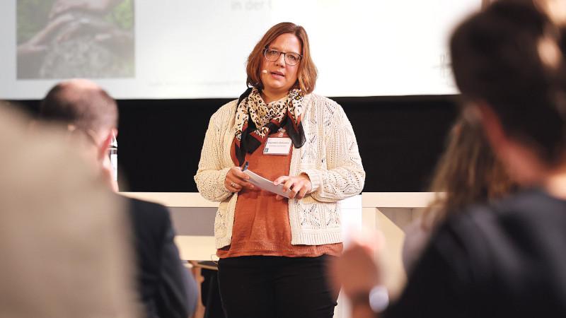 Magdalena Bickmann ist viel im Bistum Aachen unterwegs, um vor Ort mit den verschiedenen Gruppen zu schauen, was gebraucht wird. (c) Bistum Aachen, Andreas Steindl