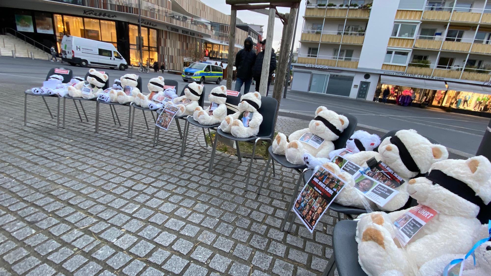 32 Teddybären mit verbundenen Augen stehen für die von der Hamas entführten Kinder. (c) Garnet Manecke