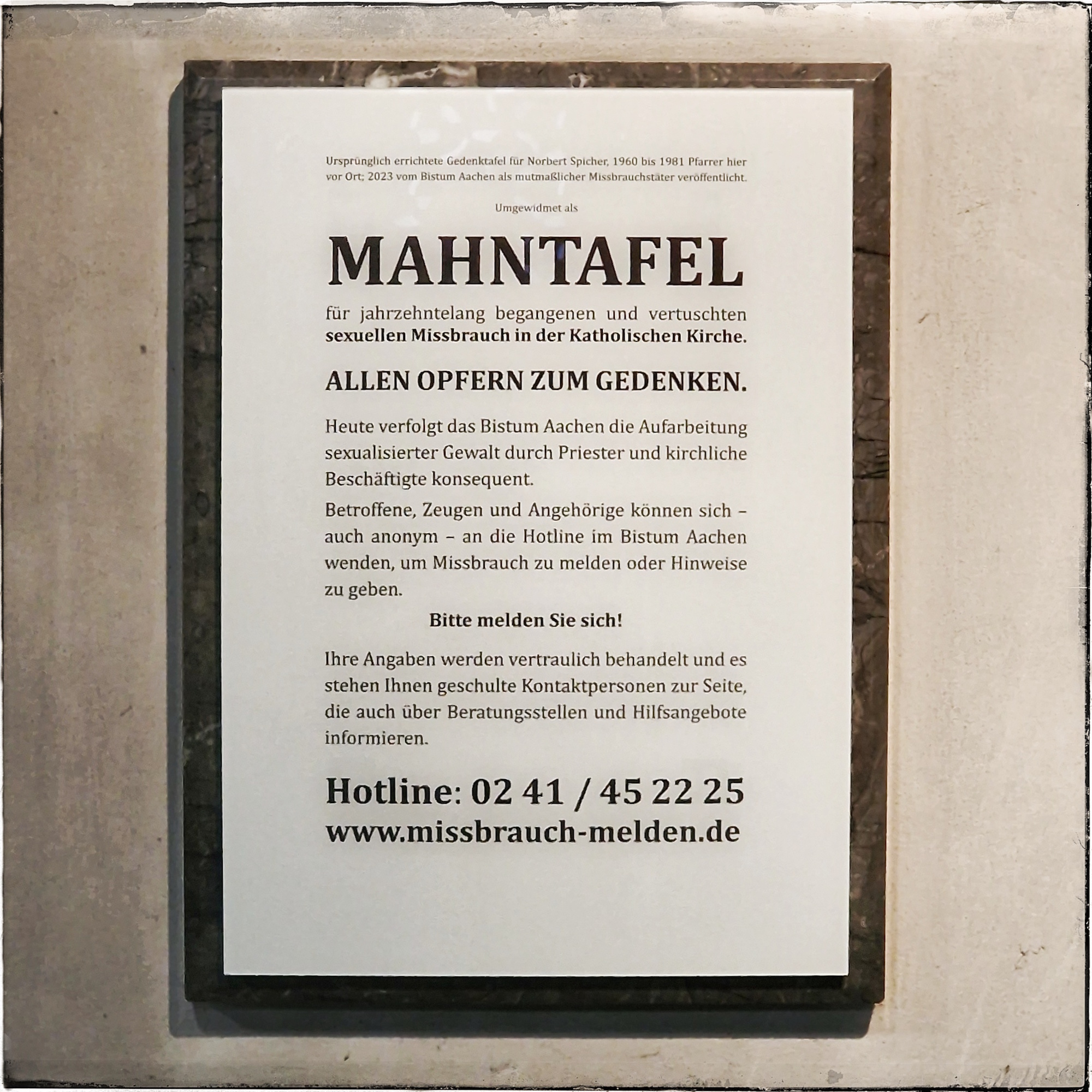 Anstelle der Gedenktafel für Norbert Spicher hängt in der Kämpchener Kirche nun eine Mahntafel (Text siehe oben) für die Opfer mit dem Aufruf, sich zu melden. (c) Franz-Josef Wolf