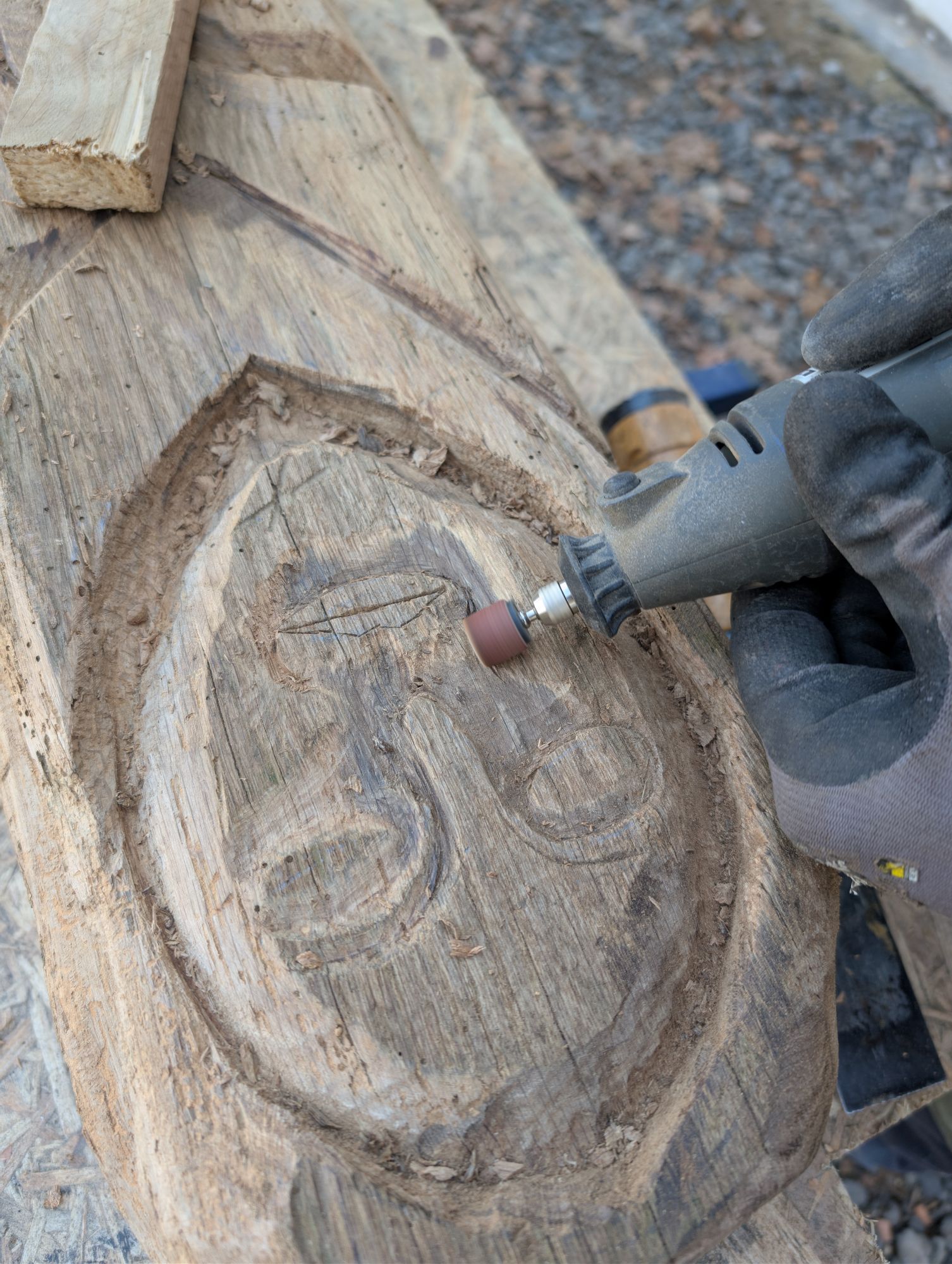 Sonja Toepfer konnte sich nur einen Werkstoff für den Leuchter vorstellen: Holz. (c) Sonja Toepfer