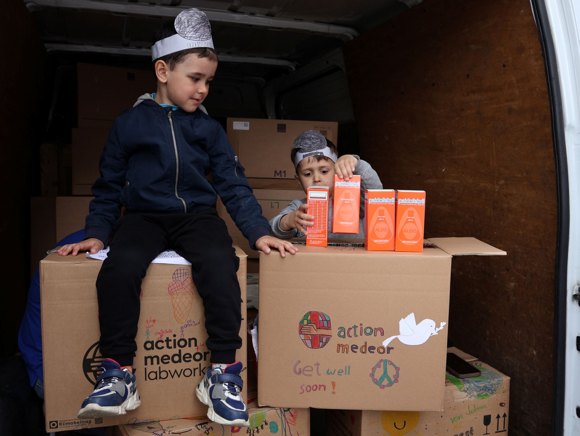 „Die Kinder haben die bemalten Kartons mit großer Neugierde betrachtet – sie waren erfreut und aufgeregt, 