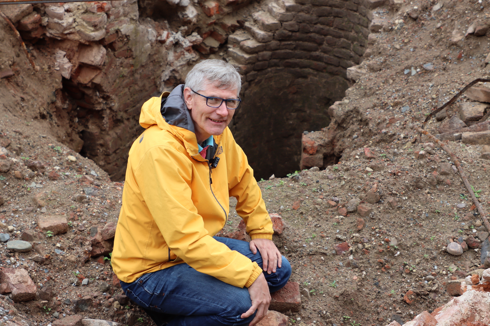 Der Jülicher Museumsleiter und Archäologe Marcell Perse beim Ortstermin. (c) Dorothée Schenk