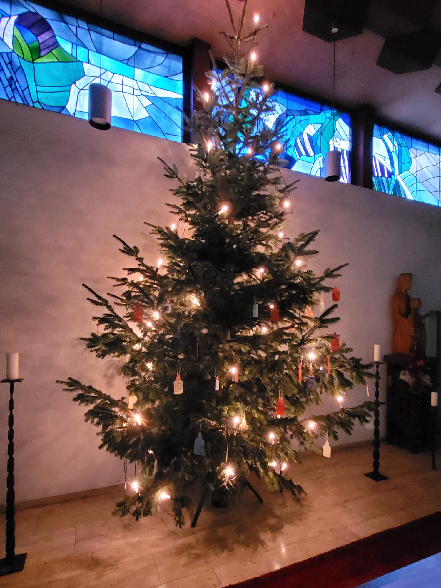 An den Weihnachtsbaum können Menschen „Hoffnungslichter“ mit ihren Gedanken und Wünschen hängen. (c) Anna Kübler