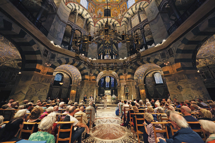 Großes Interesse: 400 Zuhörerinnen und Zuhörer waren in die Marienkirche gekommen. (c) Bistum Aachen/Andreas Steindl