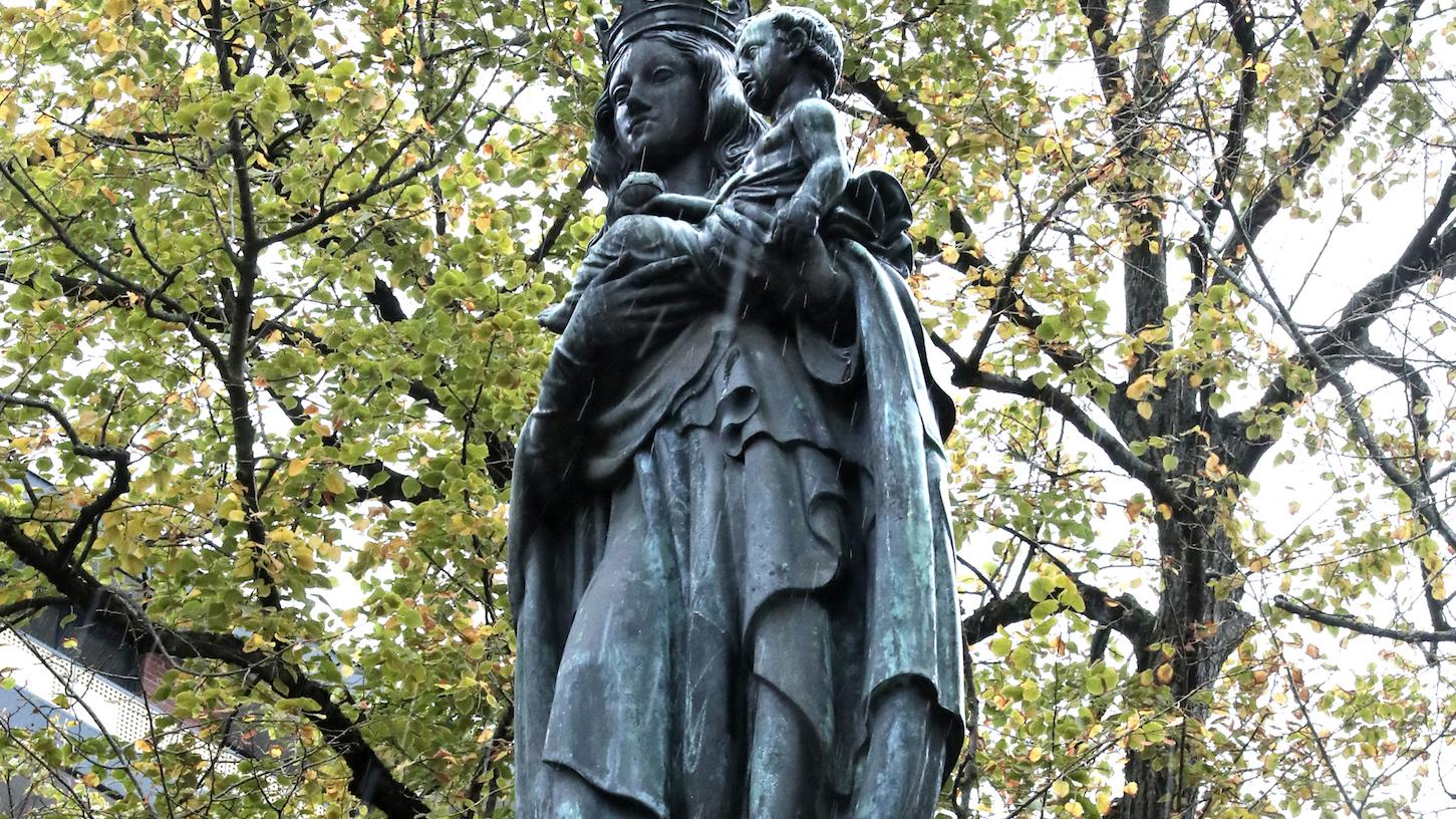 Die bronzene Muttergottes mit dem Christuskind auf dem Arm ist als Friedenskönigin dargestellt. (c) Dirk Jochmann