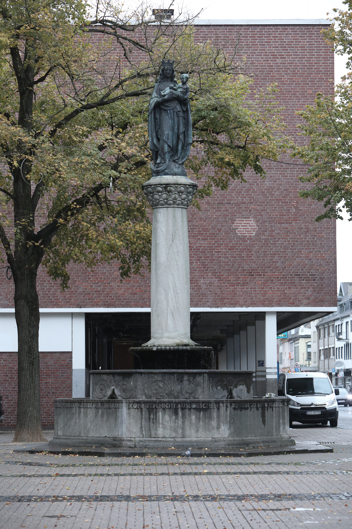 Der Marienbrunnen ist Ausdruck des Wunsches nach Frieden nach dem Ersten Weltkrieg. (c) Dirk Jochmann