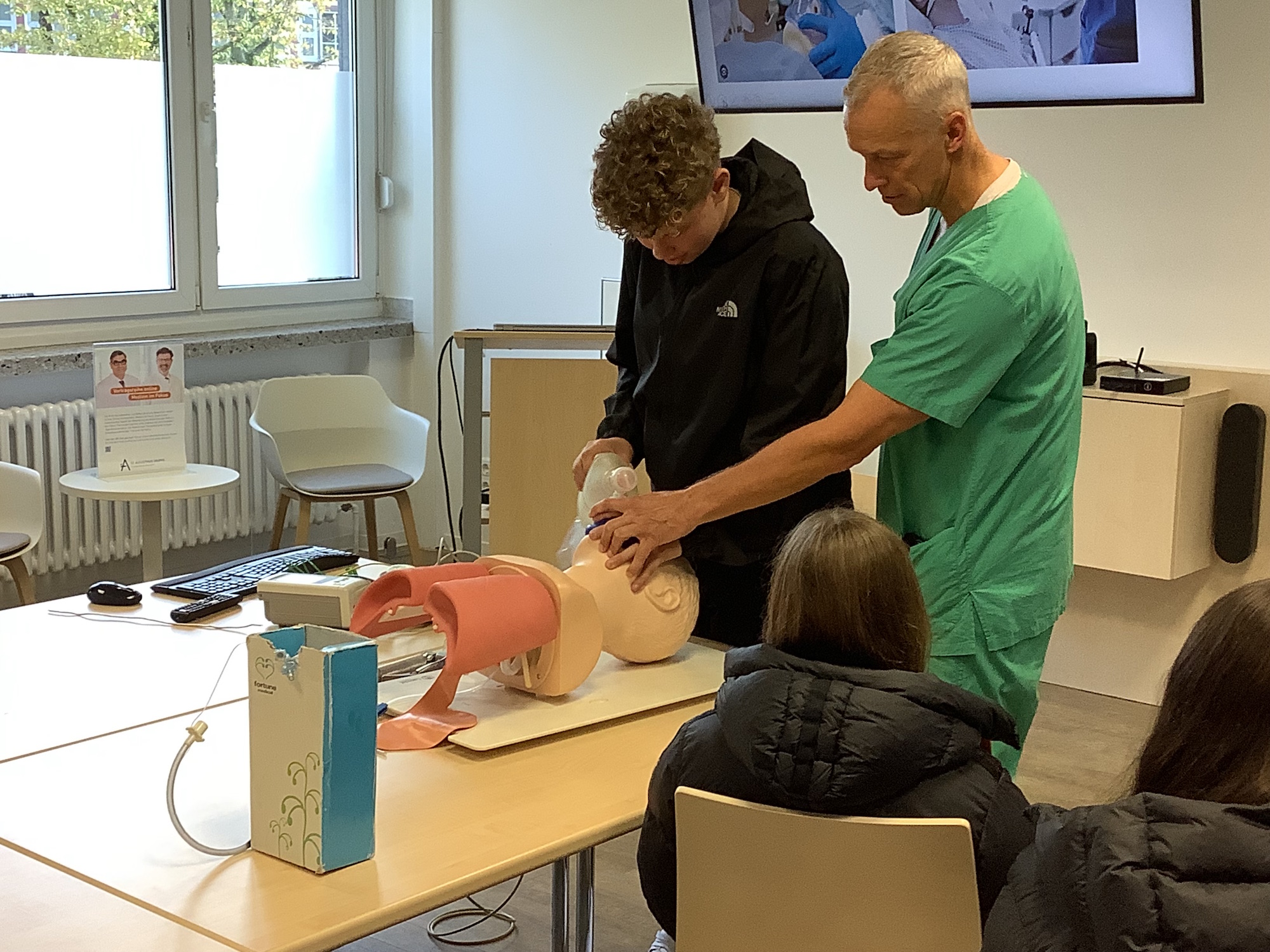 Bei Exkursionen lernen die Schülerinnen und Schüler zum Beispiel, wie Beatmung oder das Herz funktionieren. (c) Bischöfliche Marienschule MG