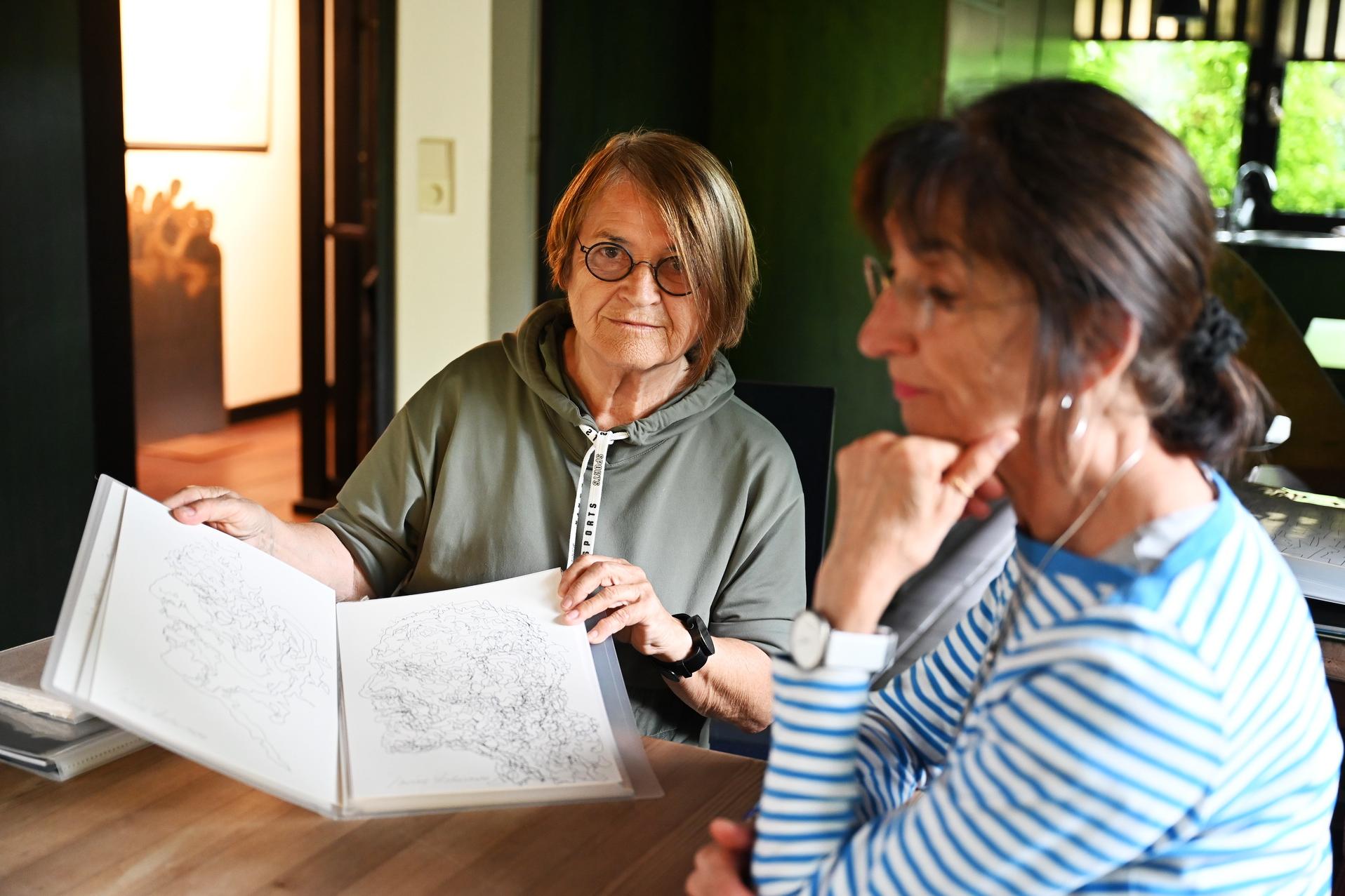 Marti Faber (l.) im Gespräch mit der Autorin Bruni Mahlberg-Gräper. „Was ich in meinen Bildern und Skulpturen schaffe, kann sie in Worten ausdrücken“, so Faber.