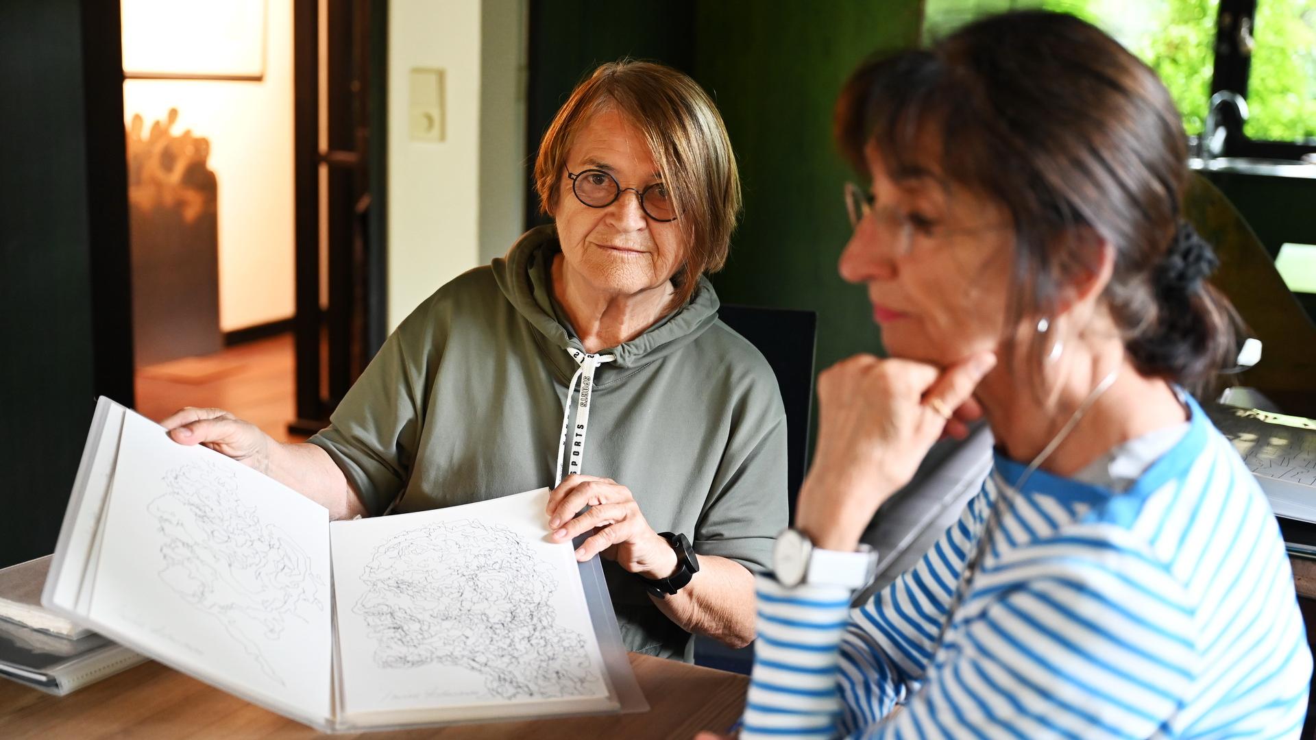 Marti Faber (l.) im Gespräch mit der Autorin Bruni Mahlberg-Gräper. „Was ich in meinen Bildern und Skulpturen schaffe, kann sie in Worten ausdrücken“, so Faber. (c) Manfred Lang/Agentur ProfiPress