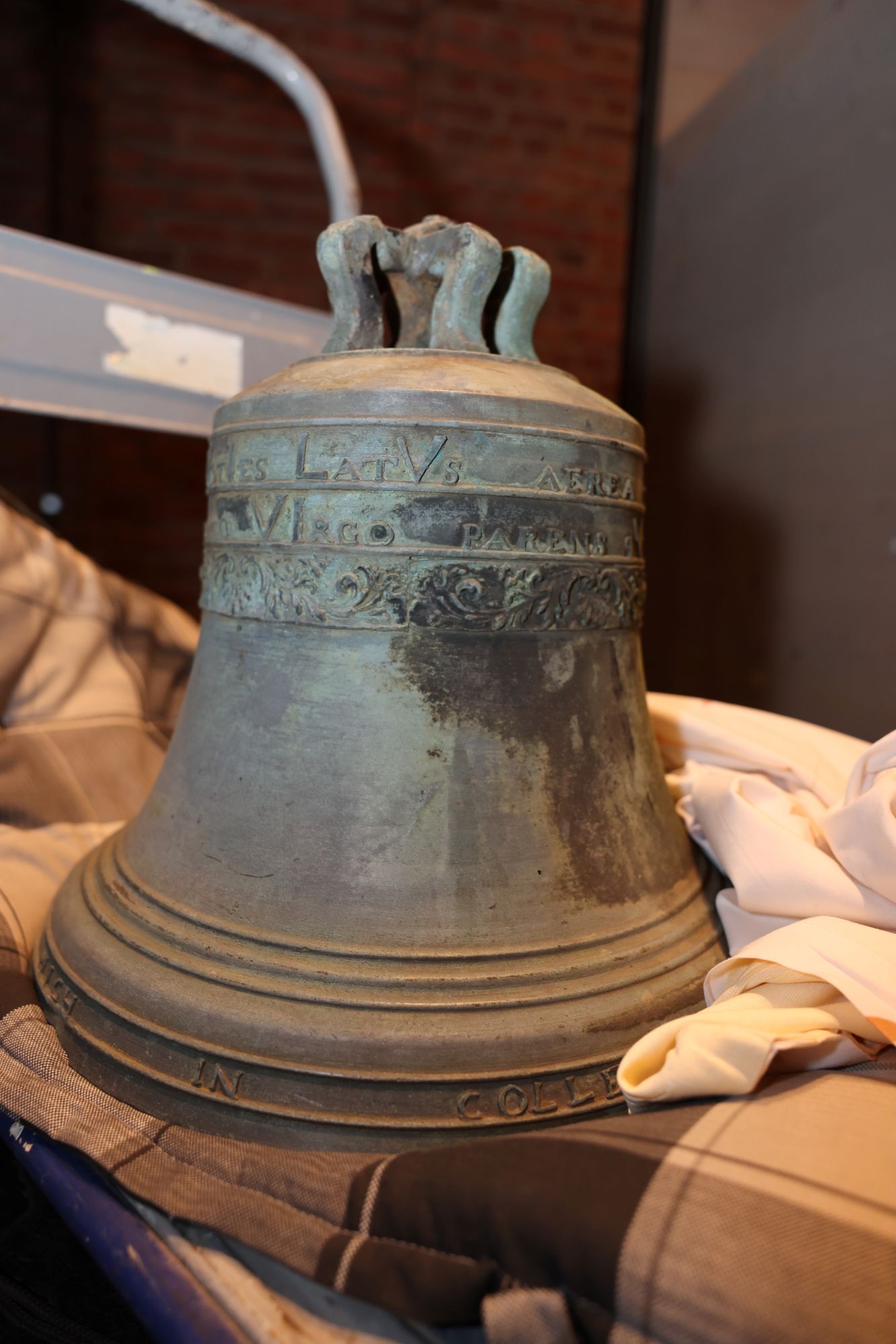 Auch die älteste erhaltene Glocke der Annakirche ist wieder zurück. (c) Stephan Johnen