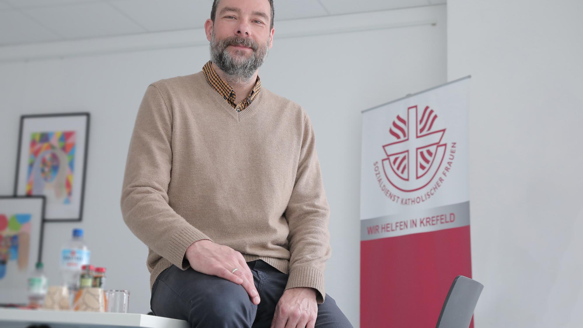 Hat sich gut eingelebt: Matthias Henrichsen-Schrembs ist Geschäftsführer des SkF Krefeld. (c) Dirk Jochmann
