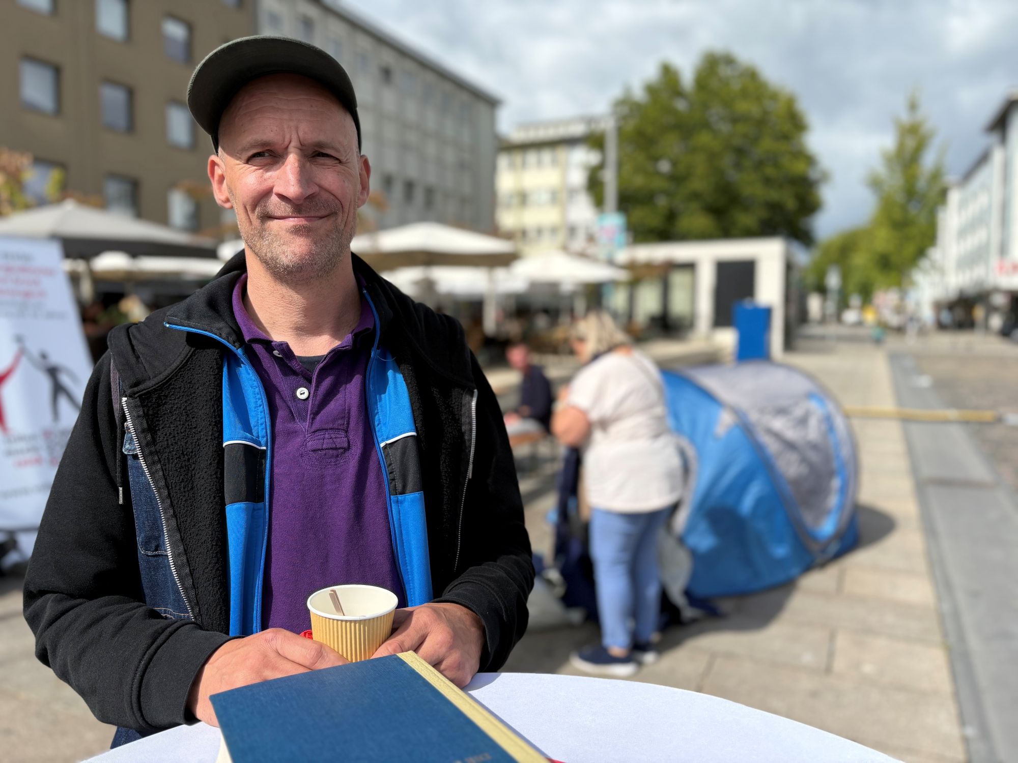 Max Knop hat seit fünf Jahren keine Wohnung mehr. Er geht jeden Tag in den Tagestreff. (c) Garnet Manecke