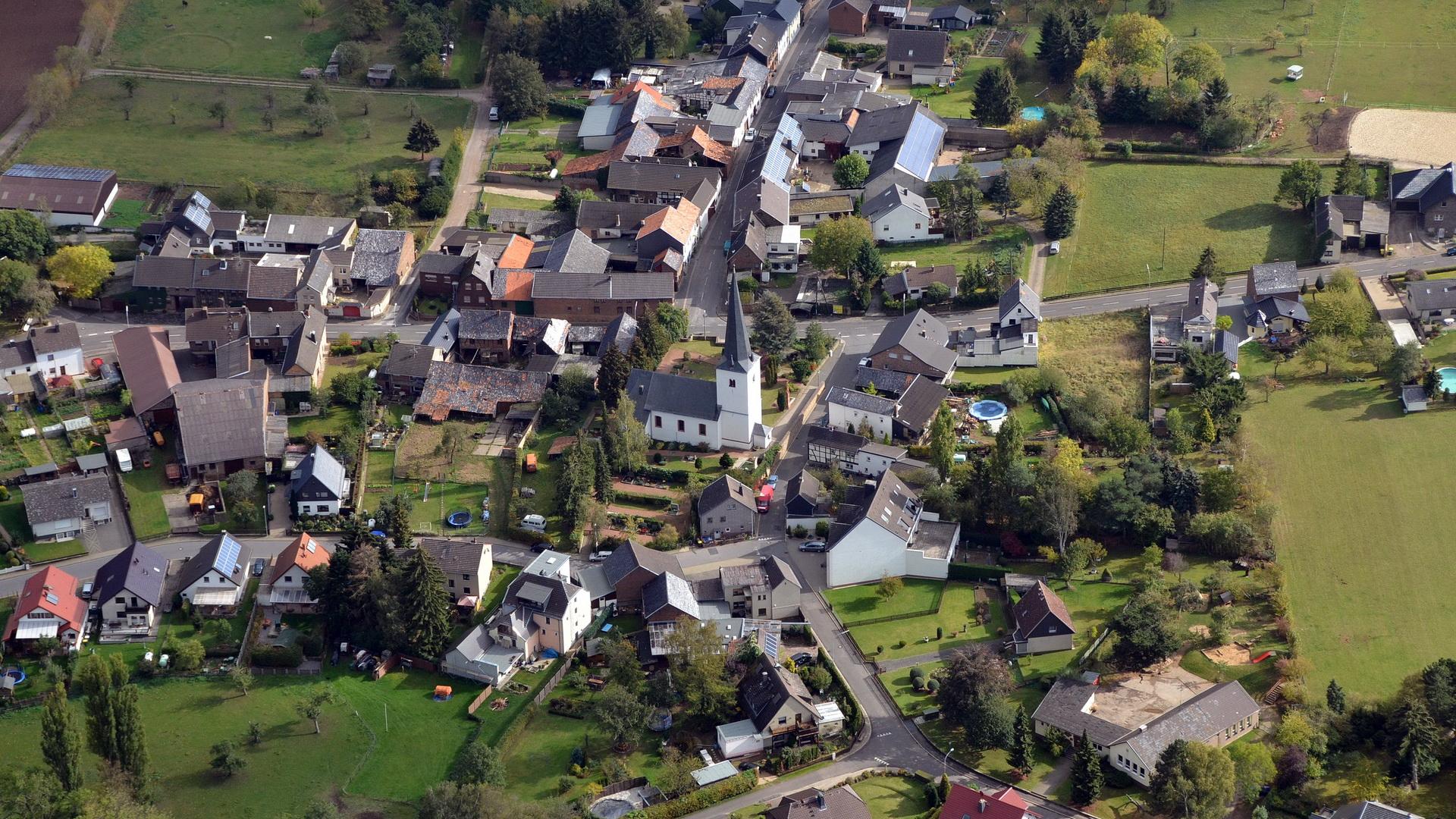 Einen Ort mit langer Tradition zeigt das Luftbild des Eifeldorfes Lessenich. (c) Agentur profipress