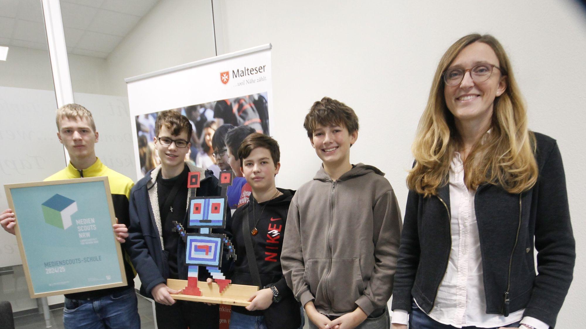 Als Medienscouts unterwegs: Mika Schmidt, Jonathan Gerth, Mika Amerkamp und Tim Wulsten mit Lehrerin Myriam Bolsen. (c) Kathrin Albrecht
