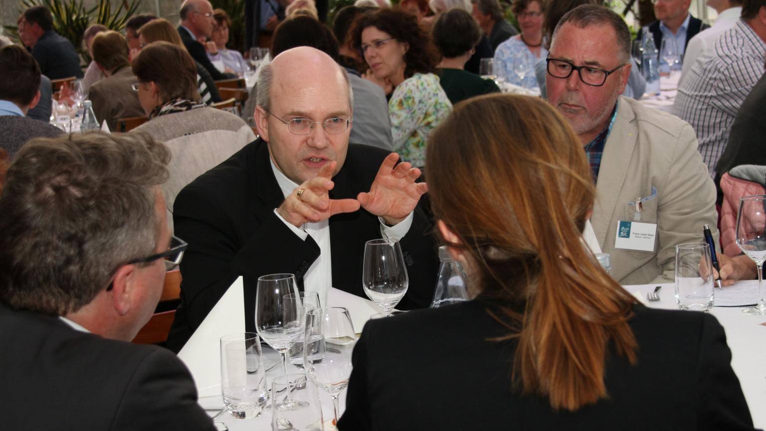 Bischof Helmut Dieser beim Tischgespräch in Jülich. (c) Dorothée Schenk