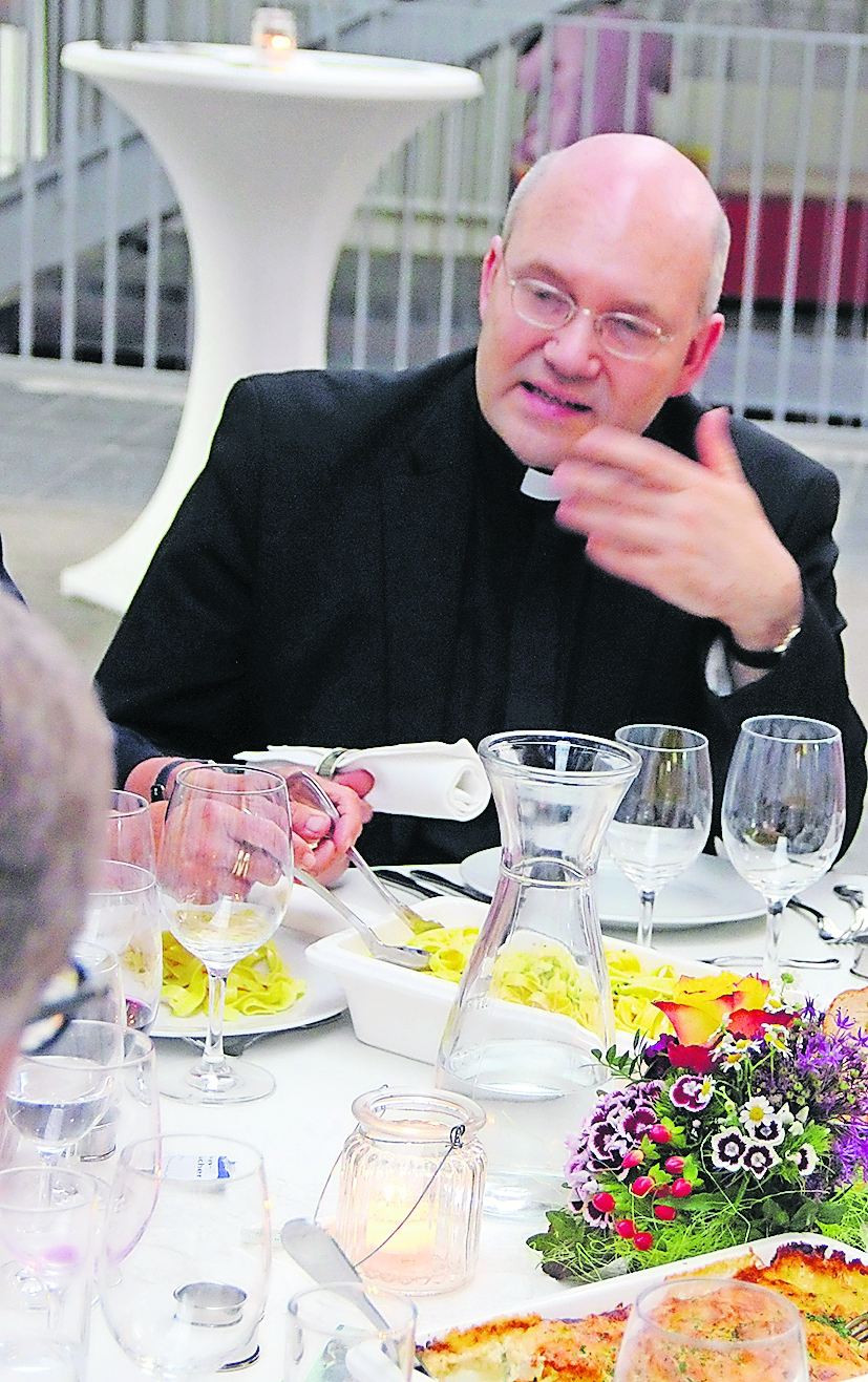 Aktiver Zuhörer: Bischof Helmut Dieser (c) Andrea Thomas