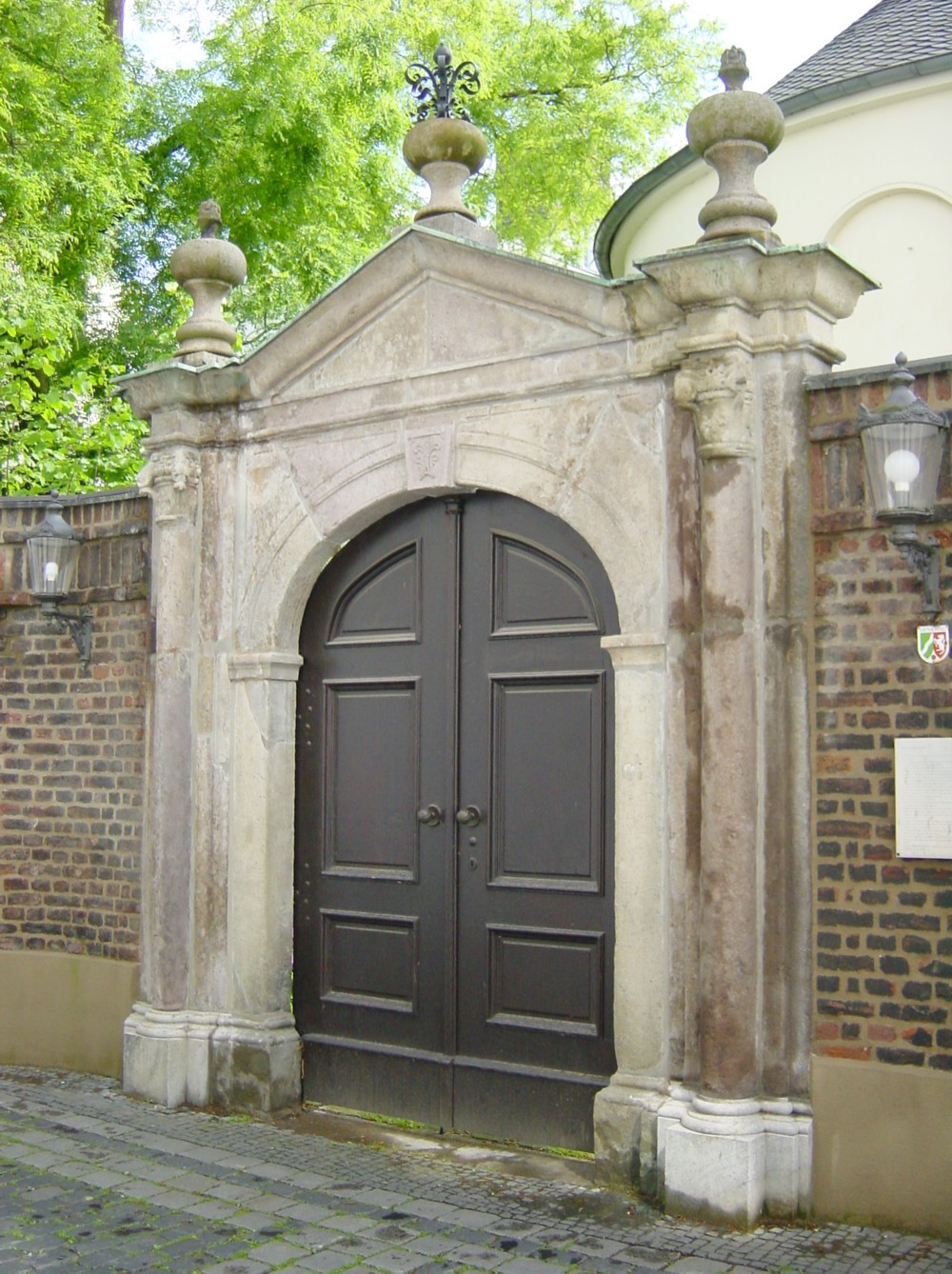 Das alte Portal der Mennonitenkirche. Mennoniten prägten Wirtschaft und Gesellschaft Krefelds. (c) Wikipedia.org