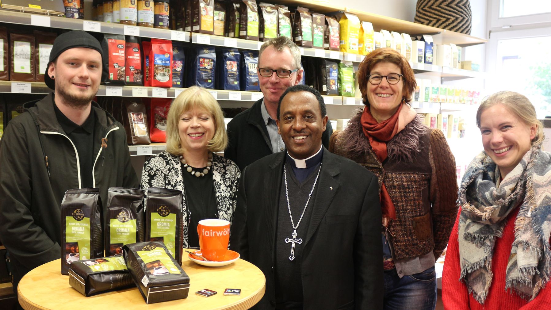 Besuch im Weltladen in Aachen, wo der Bischof aus dem Kaffeeland Äthiopien sich besonders für den fairen Kaffee interessierte. (c) Weltladen Aachen