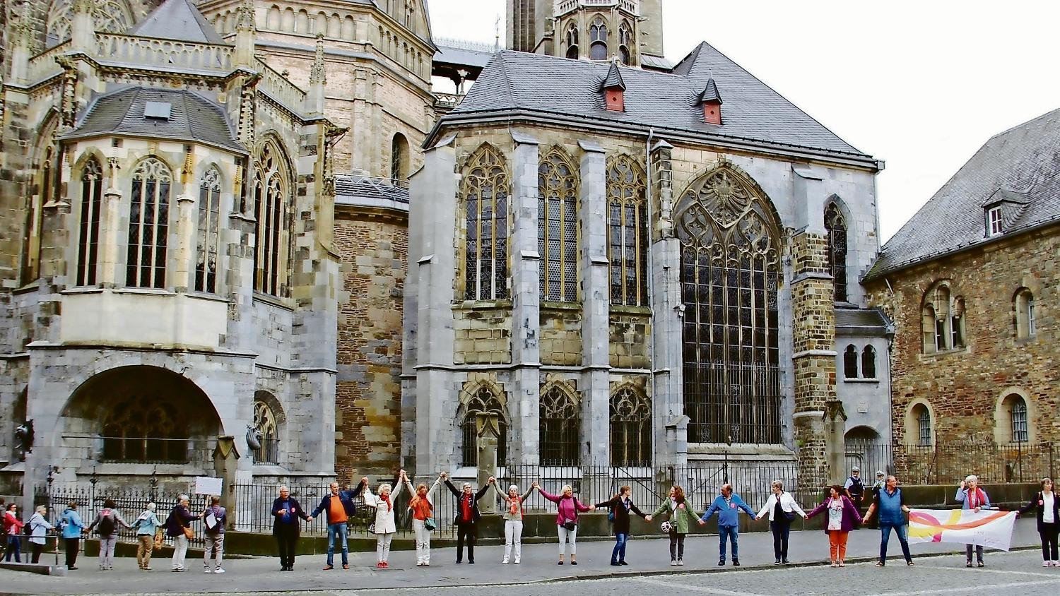 In Aachen rief die KFD zu einer Menschenkette für eine geschlechtergerechte Kirche auf. (c) Andrea Thomas