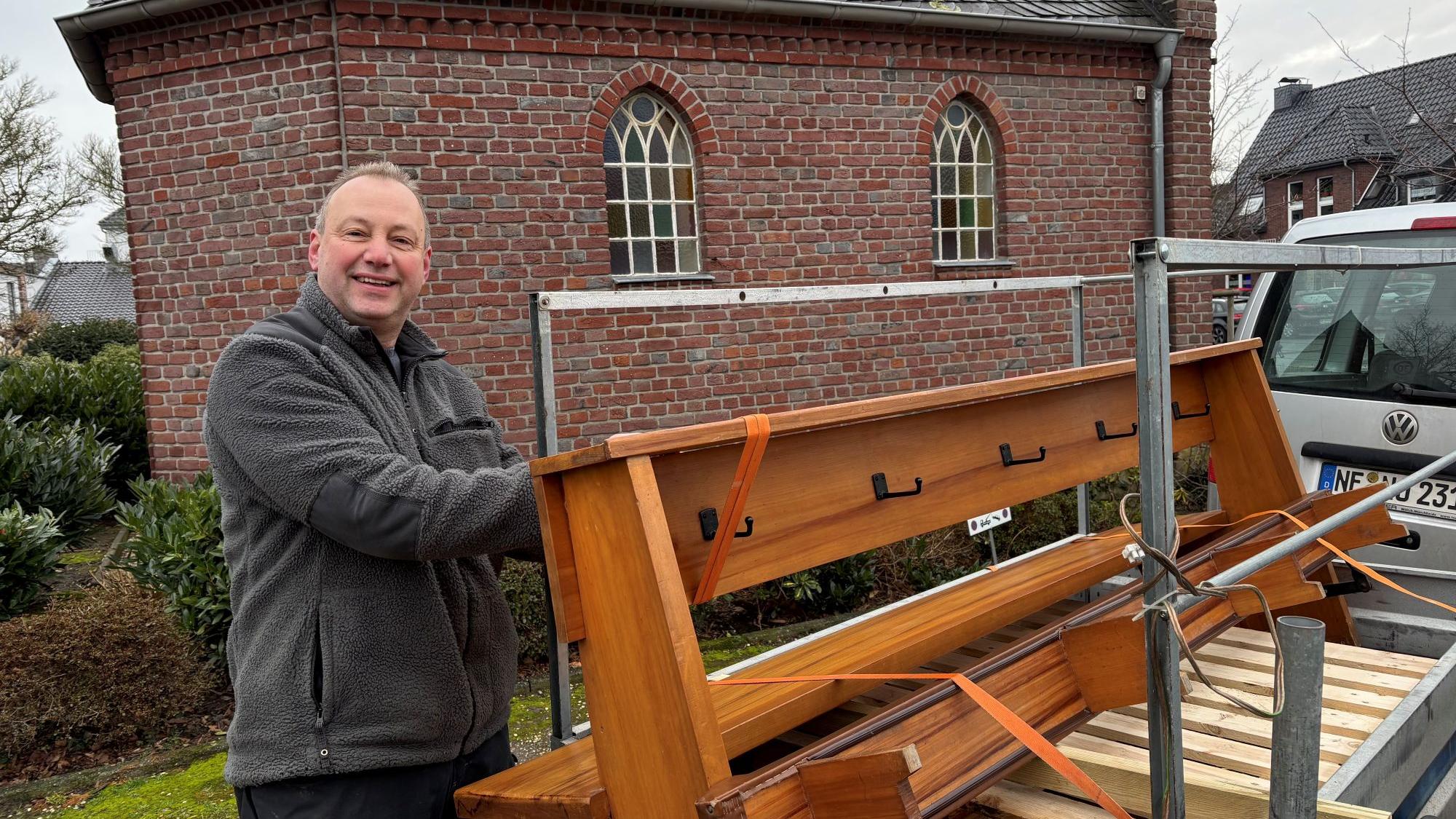 Michael Jammers hat eine der ersten Bänke auf seinen Hänger geladen. (c) Garnet Manecke