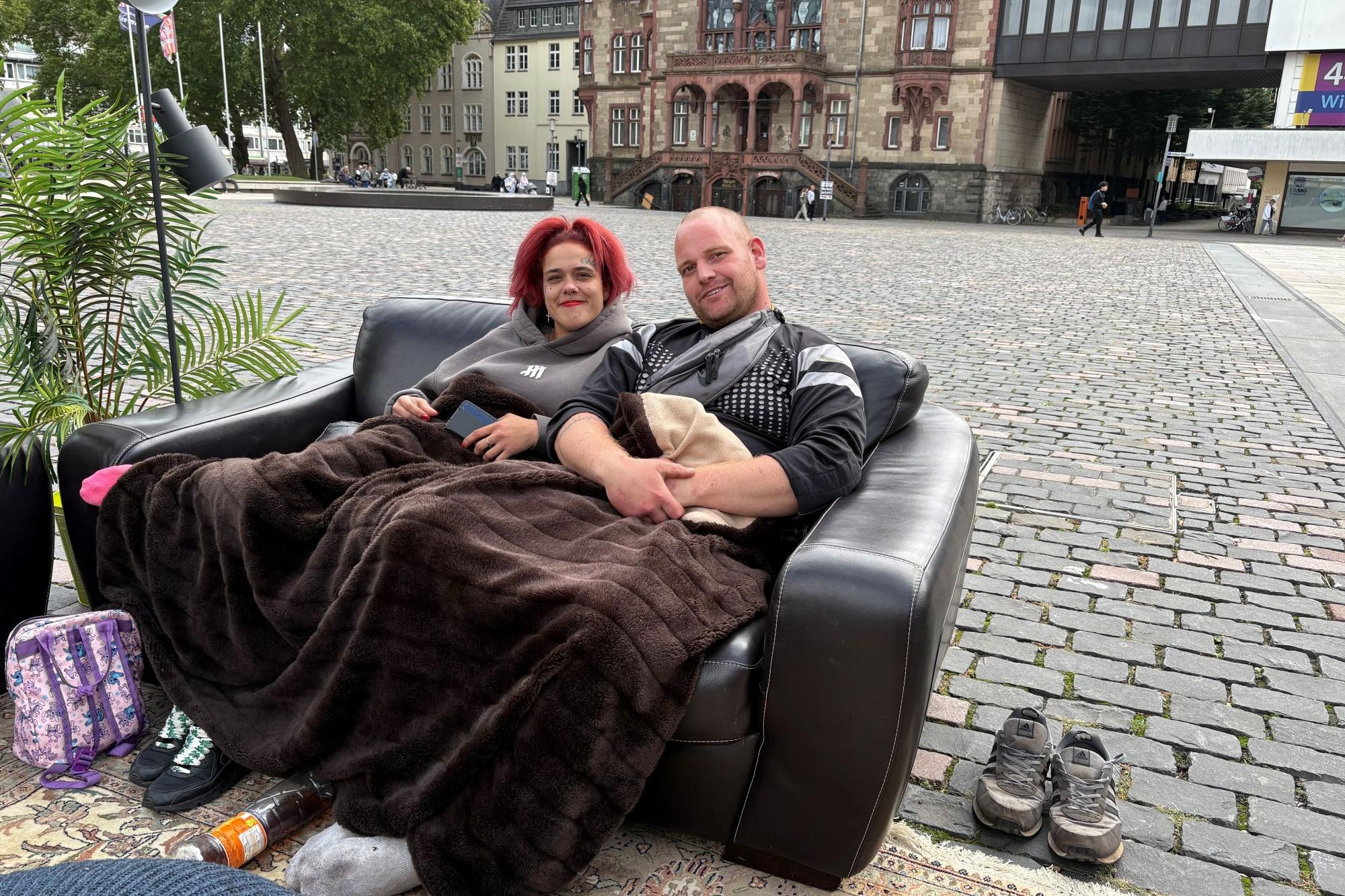 Michelle und Steve haben es sich auf dem Sofa im Freiluft-Wohnzimmer bequem gemacht.