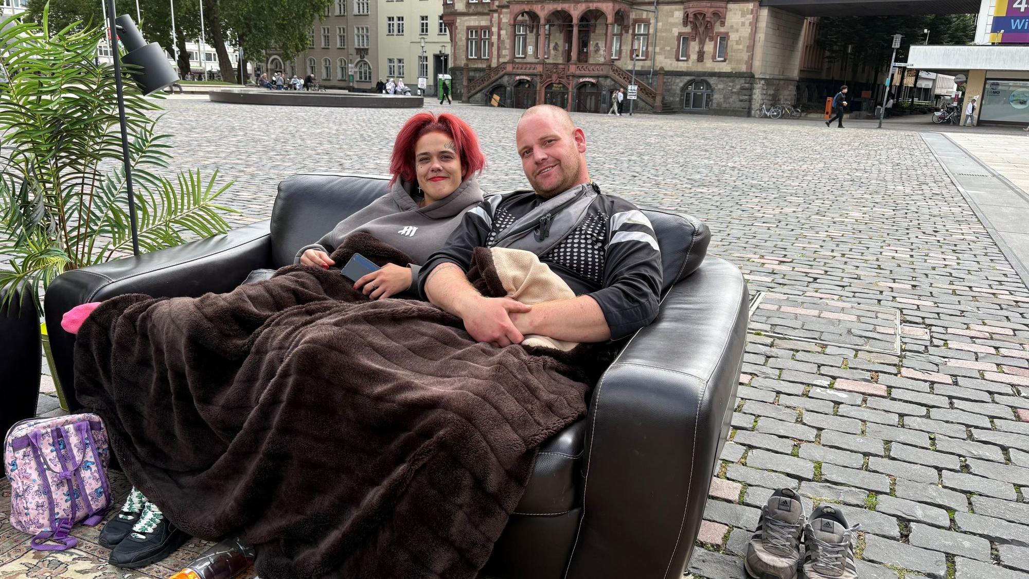 Michelle und Steve haben es sich auf dem Sofa im Freiluft-Wohnzimmer bequem gemacht. (c) Garnet Manecke