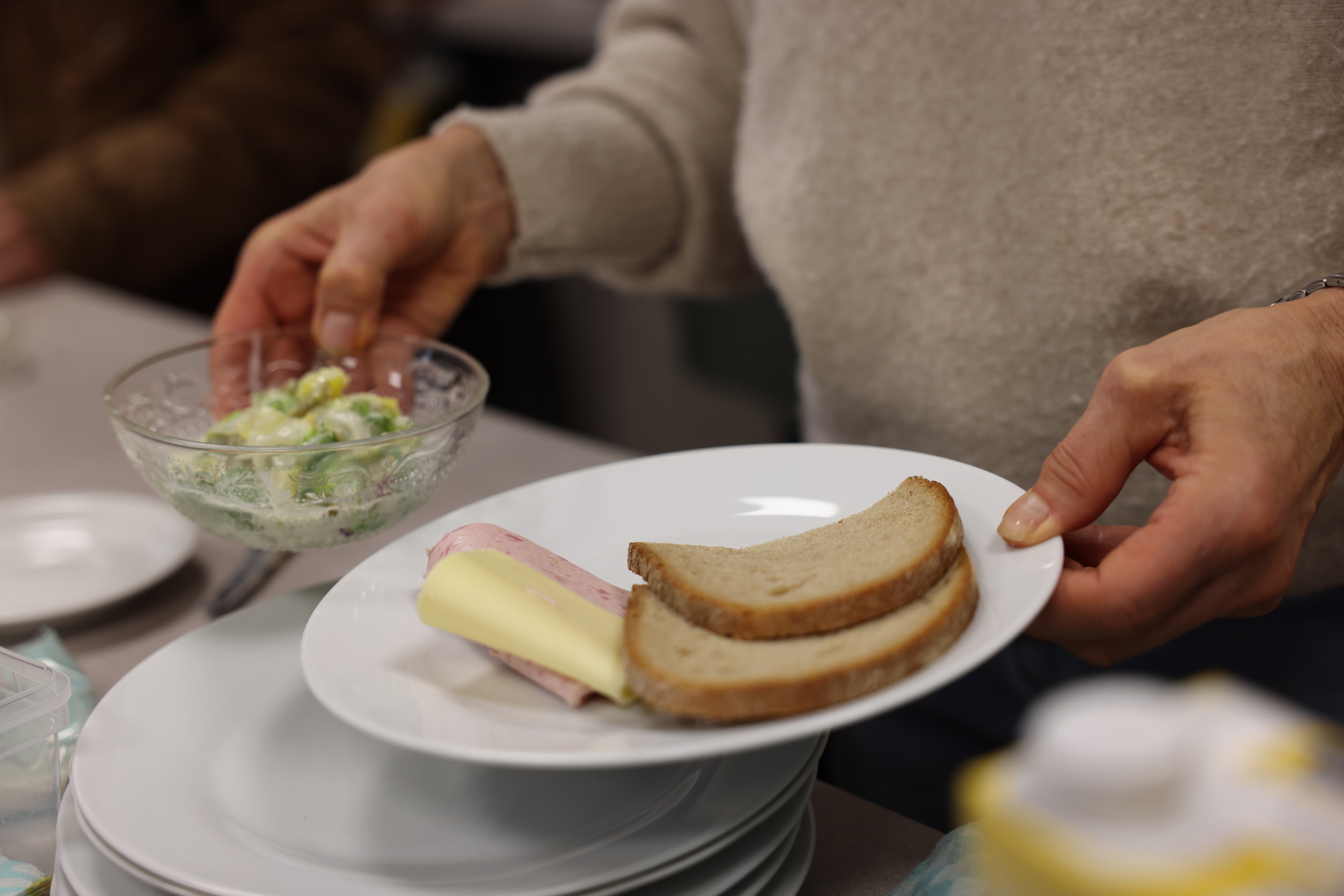 Dank der Unterstützung der Dürener Tafel und anderer Spender kann die Bahnhofsmission ein kleines Frühstück anbieten. (c) Stephan Johnen