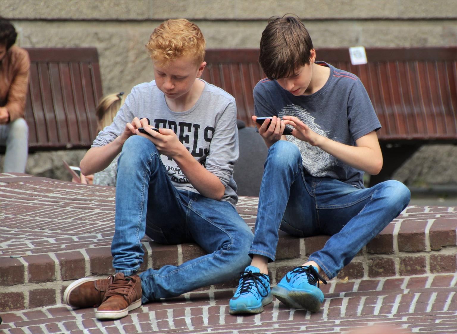 Suchtfaktor Handy. Aufklärungsarbeit ist wichtig. (c) www.pixabay.com