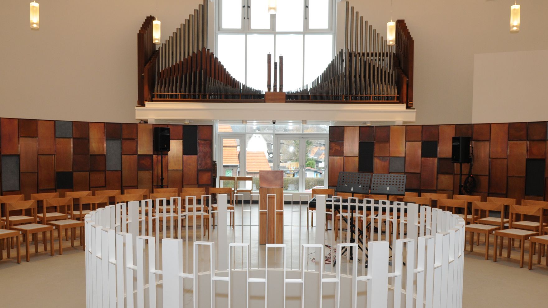 Über eine Treppe ist der Gottesdienstraum in der oberen Etage zu erreichen. Die alte Orgel wirkt wie eine Krone über den Fächern. (c) Garnet Manecke