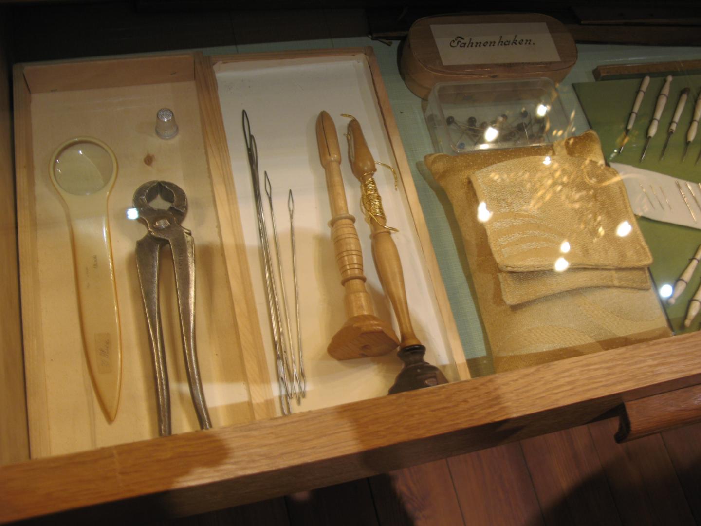 Werkzeuge, mit deren Hilfe Fahnen und Standarten angefertigt wurden. (c) Ruth Schlotterhose