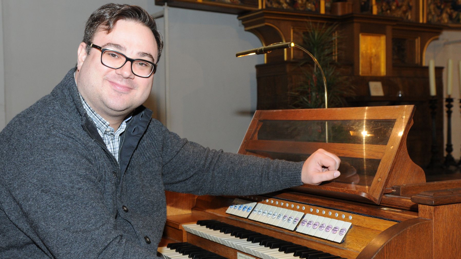 Kantor in der Pfarrei Christkönig zu sein, ist für Stefan Emanuel Knauer ein Traum. (c) Garnet Manecke