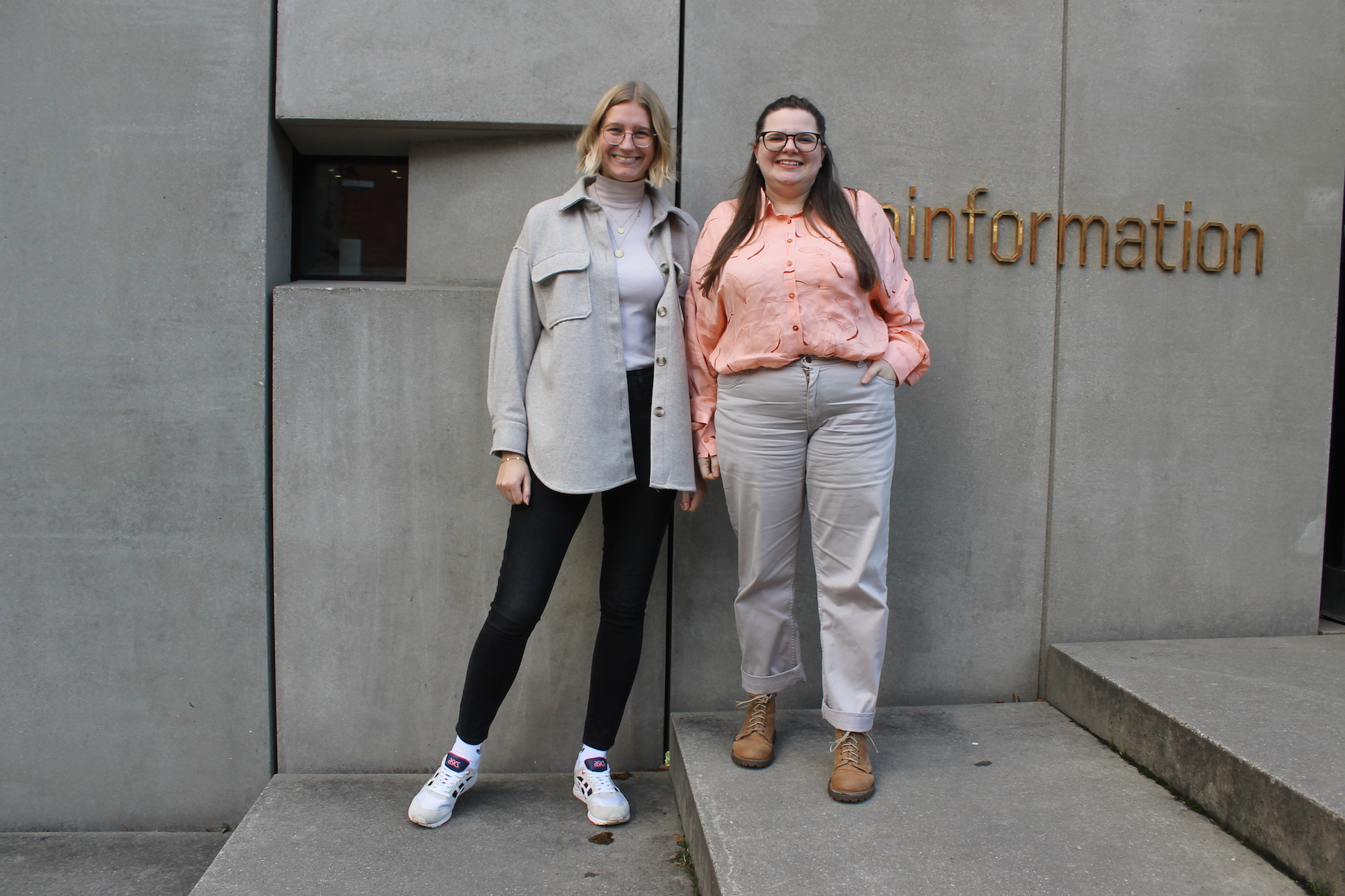 Freuen sich, wenn es demnächst richtig losgeht: Nadine Braun (l.) und Lisa Morgenstern vom Wallfahrtsbüro der Aachener Heiligtumsfahrt. (c) Kathrin Albrecht