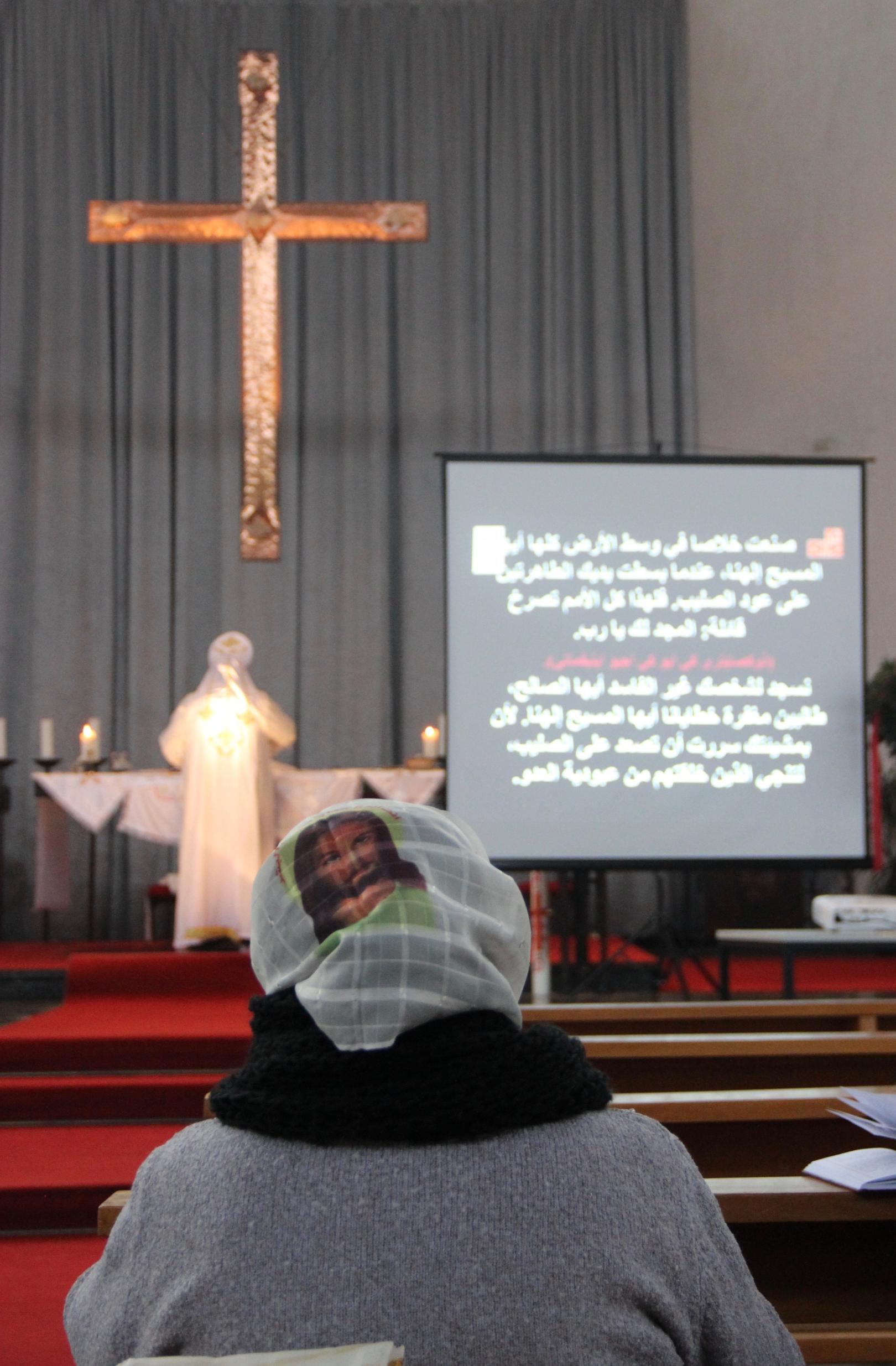 Während des Gottesdienstes, der arabisch, koptisch, deutsch gefeiert wird, werden die Lesungs- und Gebetstexte eingeblendet. (c) Andrea Thomas