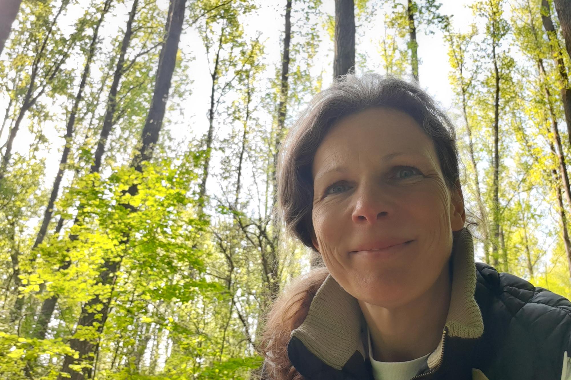 Nadine Eiben leitet Kräuterführungen und Workshops für deren Nutzung. Auf Waldführungen zeigt sie, wie das System Wald lebt.