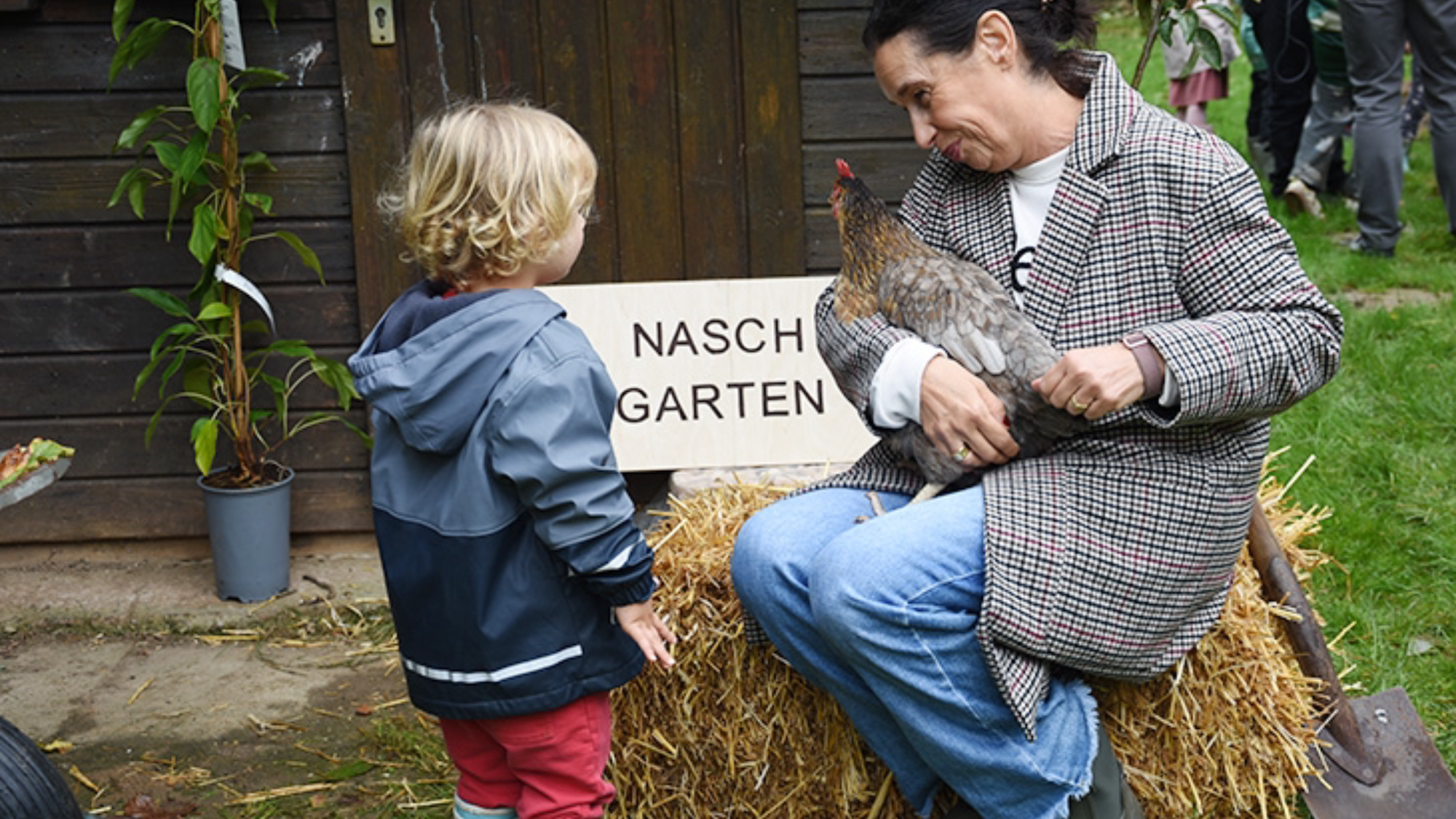 Noch sind die Hühner den Kindern suspekt. Aber mit Kindertagesstättenleiterin Heidi Weber-Biernetzki kann da eigentlich nichts passieren, und die Annäherung gelingt. (c) Kindertagesstätte St. Margareta