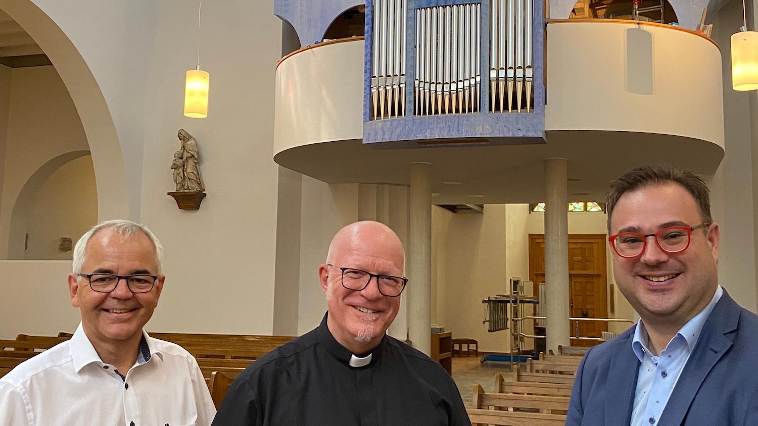 Josef Viethen vom Orgelbauverein, Pfarrer Werner Rombach und Kantor Emanuel Knauer (v.l.) freuen sich darauf, die neue Scholz-Orgel in Erkelenz zum ersten Mal in voller Schönheit zu hören. (c) Garnet Manecke
