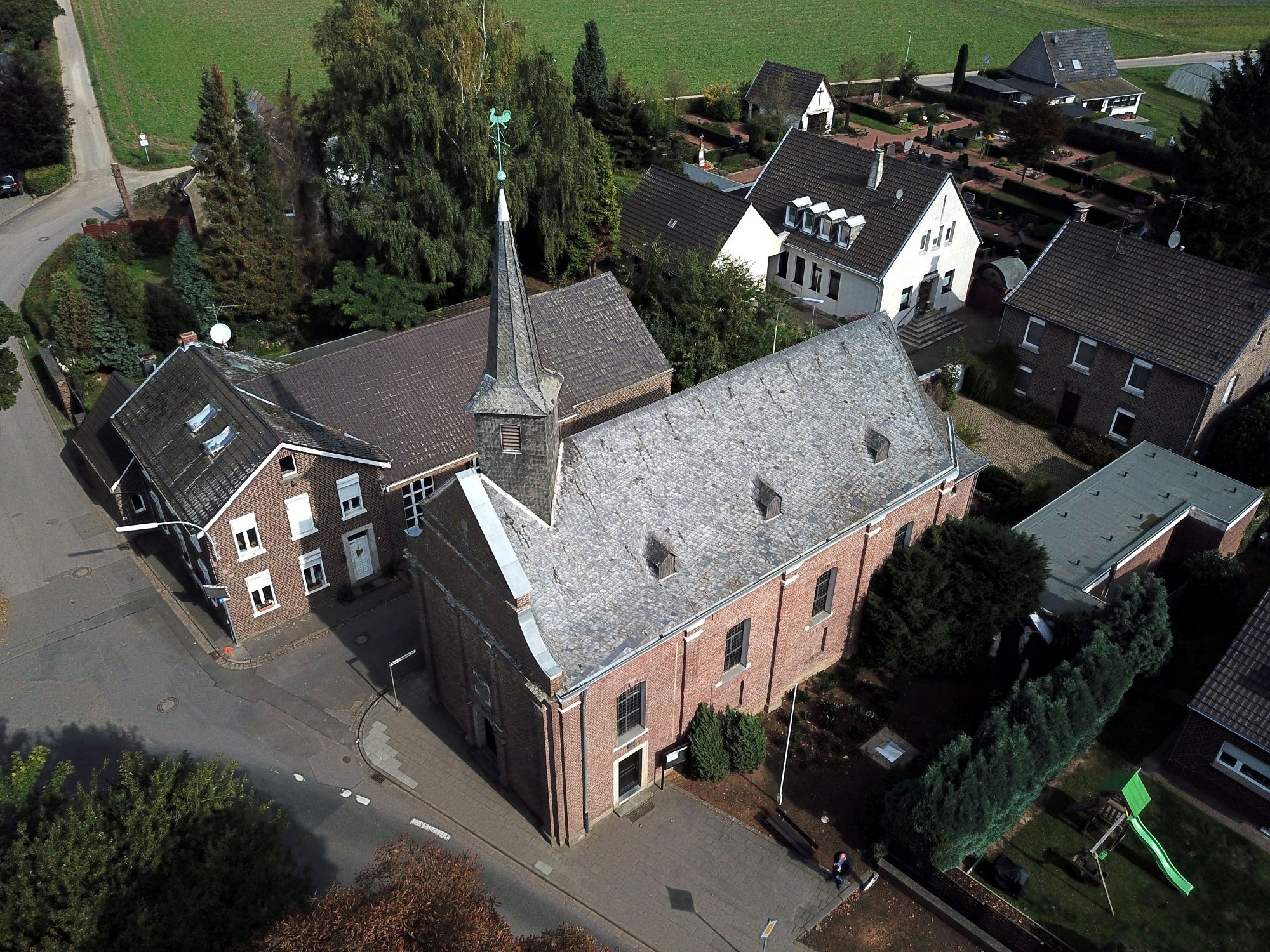 St. Georg ist der Mittelpunkt des Dorfes Neuenhoven und Pilgerziel. (c) Garnet Manecke