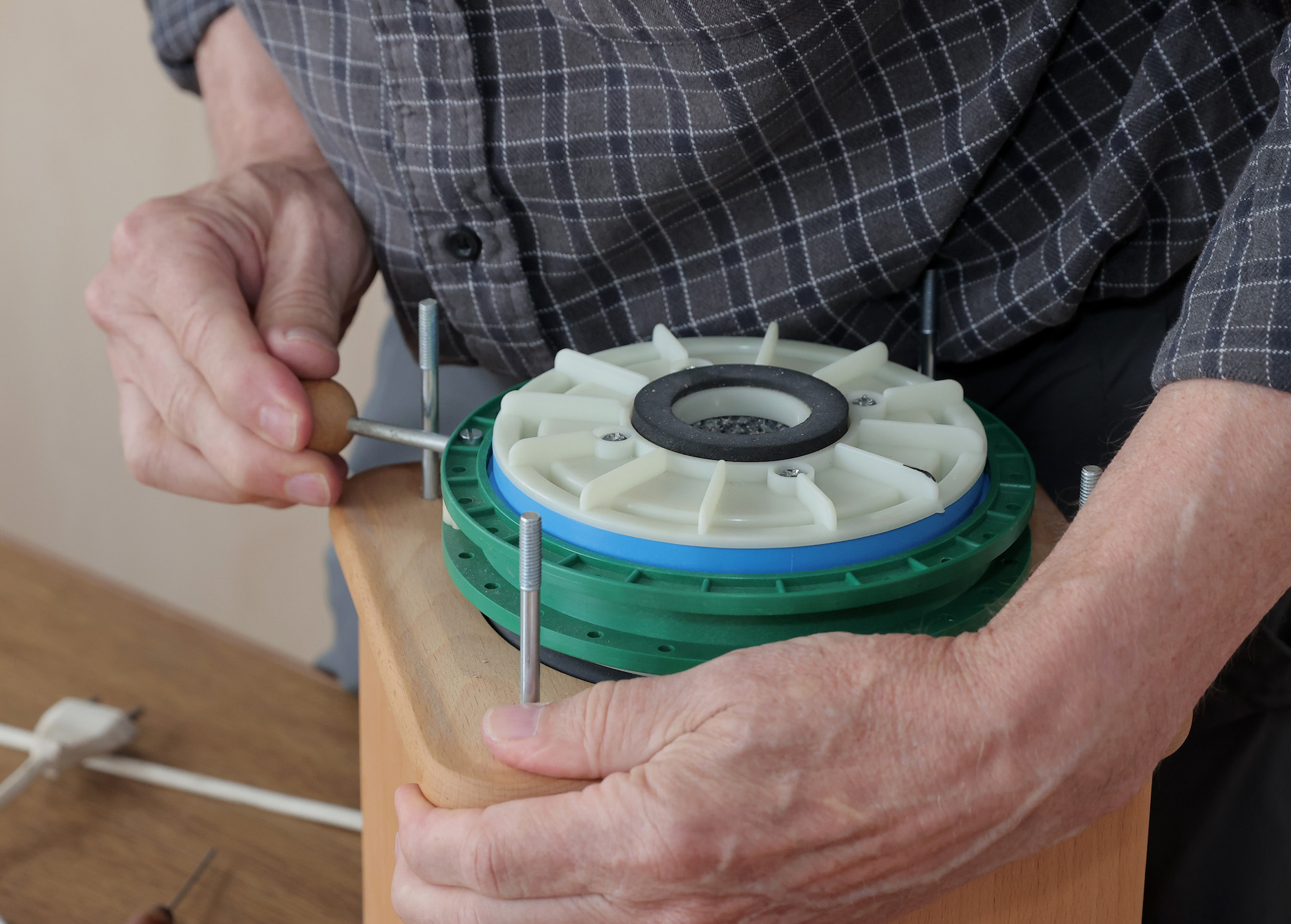 Anton Rinken prüft, was am Motor der elektrischen Getreidemühle kaputt ist. (c) Dirk Jochmann