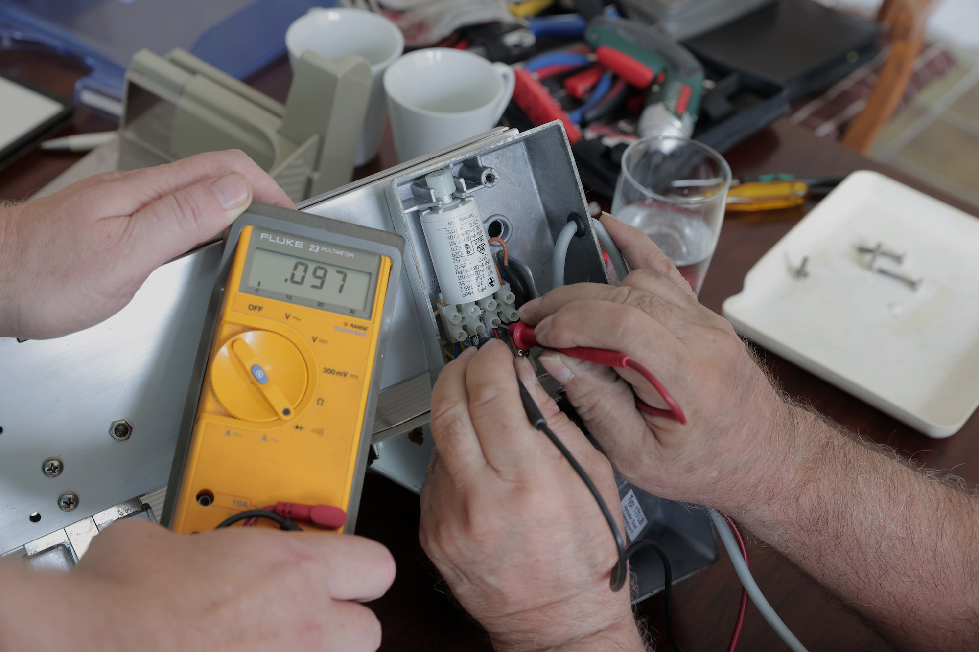 Mit dem Multimeter wird erst einmal nachgeschaut, ob an dem  defekten Gerät noch elektrische Spannung vorhanden ist. (c) Dirk Jochmann