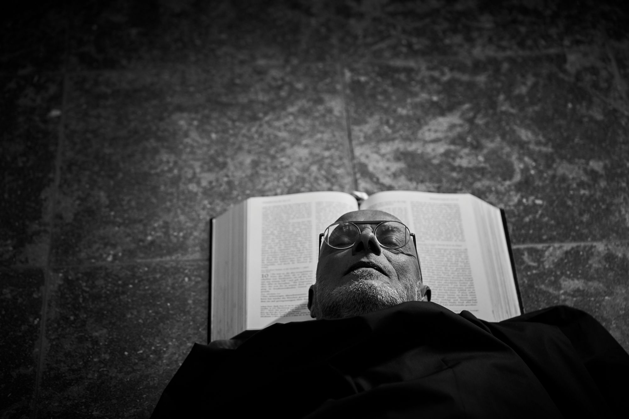 Christoph Simonsen, 67 Jahre, katholischer Priester, Citykirche Mönchengladbach. (c) Martin Niekämper